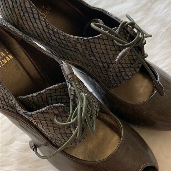 Stuart Weizman | textured peep toe mermaid heel - Picture 16 of 16